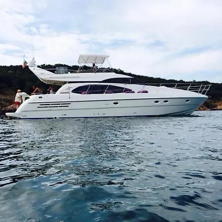 船屋 Azimut